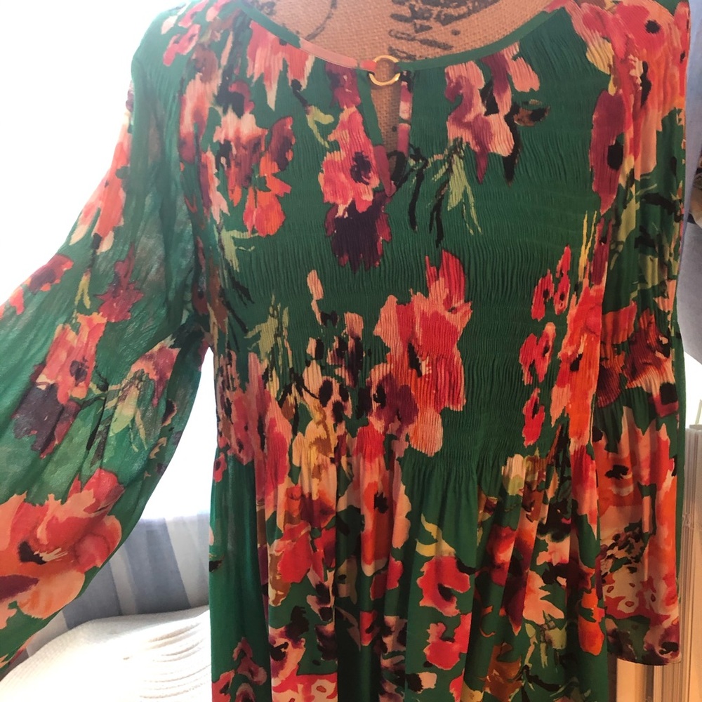 Green floral top